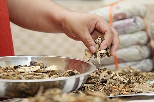 Gan nhiễm độc vì uống thuốc nam để sinh con trai