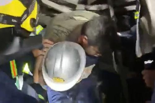 Sập giàn giáo ở Hà Nội, người đàn ông mắc kẹt dưới đống đổ nát