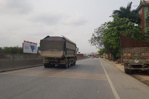 Người dân Ninh Bình 'kêu trời' vì xe quá khổ, quá tải