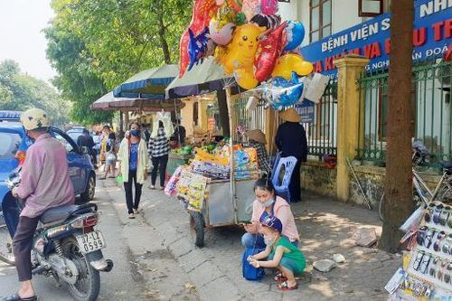 Biến vỉa hè bệnh viện thành chợ 'cóc'