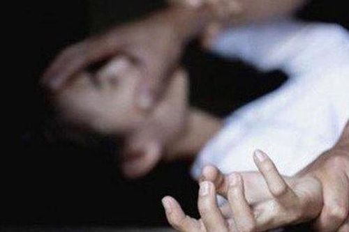 Cô gái làm thuê tố bị chủ quán ăn giở trò đồi bại