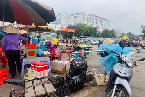 Nghệ An: Cổng bệnh viện thành 'chợ cóc', ồn ào nhếch nhác suốt ngày đêm
