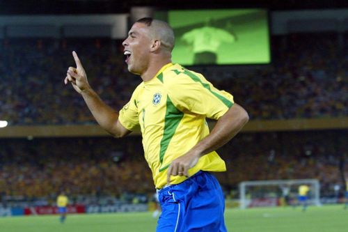 Ronaldo bất ngờ xin lỗi các bà mẹ vì kiểu tóc 'thằng Bờm'