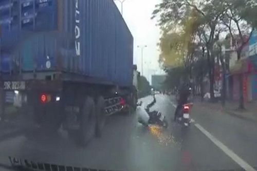 Hai xe máy chui vào gầm container, hai thanh niên thoát chết trong gang tấc