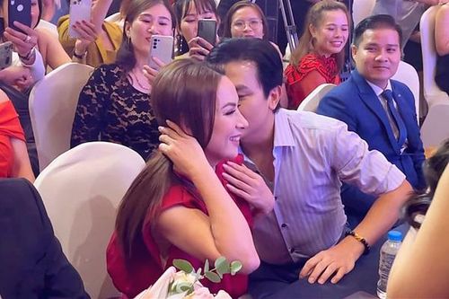 Mạnh Quỳnh hôn má và nói 'I love you' với Phi Nhung