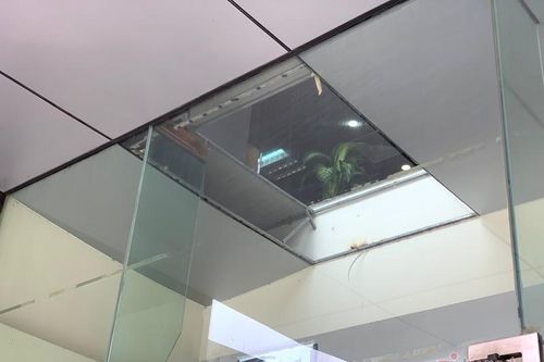 Thủng trần chung cư ở Hà Nội, 2 người rơi xuống đất: Trần sàn không giống ai