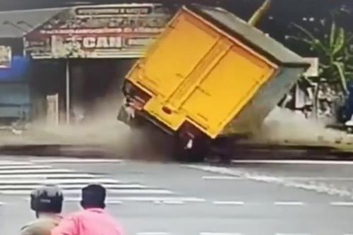Xe máy thoát hiểm thần kỳ trước khi ô tô tông nát dải phân cách