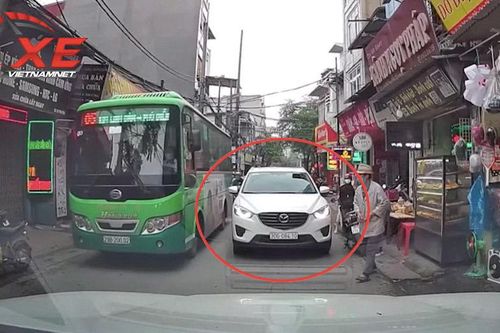 Xe Mazda thản nhiên dừng đỗ ngược chiều để mua bánh, mặc kệ đường tắc