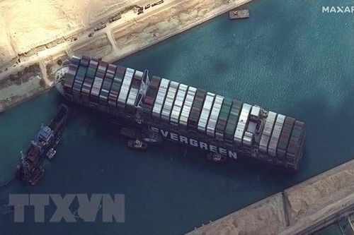 Cận cảnh tàu Ever Given di chuyển sau khi được giải cứu thành công