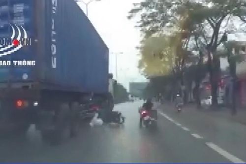 Thoát chết sau khi chui vào gầm container
