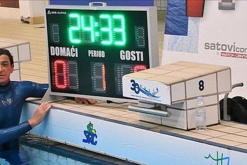 Người đàn ông 54 tuổi nín thở được gần nửa giờ dưới nước