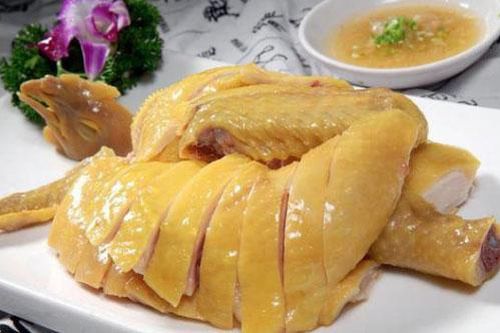 Luộc thịt gà cứ cho thêm 1 củ gừng, đảm bảo thịt thơm ngọt gấp đôi, ai ăn cũng gật gù khen ngợi