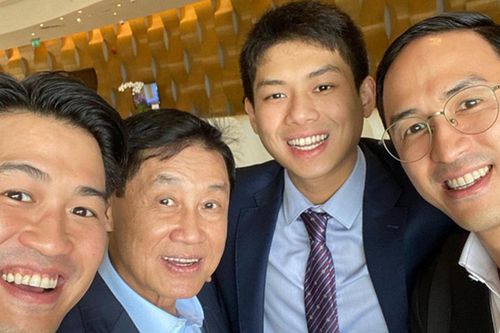 Tỉ phú Johnathan Hạnh Nguyễn chụp ảnh cùng 3 quý tử, dân mạng xuýt xoa: Thần thái quá đỉnh!