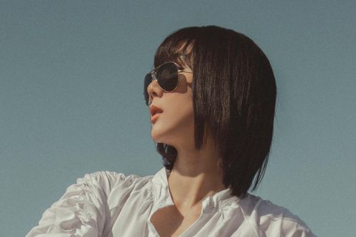 Ngọc Quyên phối đồ dạo chơi trên bãi biển, thần thái siêu mẫu bao năm không hề bị phai mờ