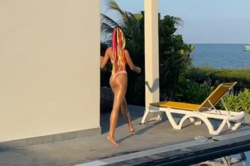 H'Hen Niê diện bikini khoe vòng 3 quả táo, catwalk 'sương sương' mà dân tình hú hét không ngừng