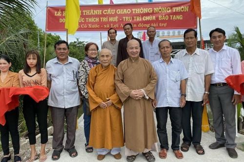 Đại đức Thích Trí Huệ xây dựng cầu đường cho nông dân nghèo