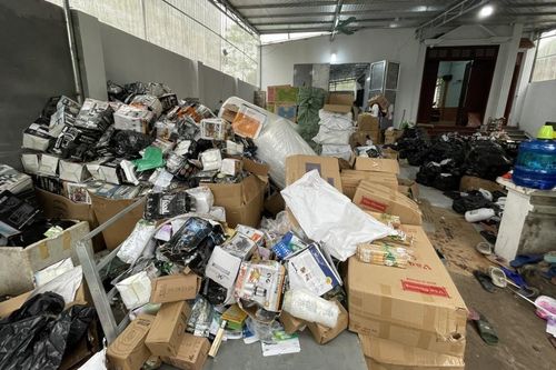 Triệt phá kho hàng tiêu dùng nhập lậu và giả mạo nhãn hiệu 'khủng' tại Hà Nội