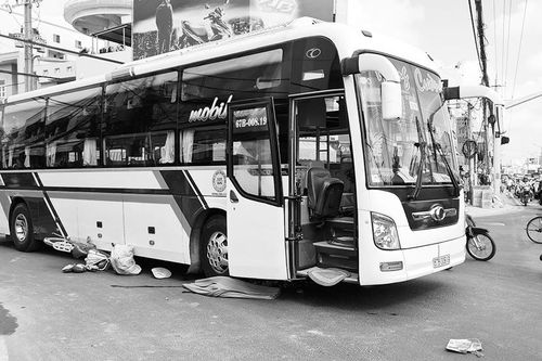 Xe khách va chạm xe đạp một người tử vong