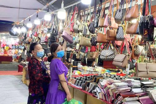 Hội chợ mua sắm và ẩm thực hàng Việt Nam-Thái Lan hút khách bởi sự khác biệt