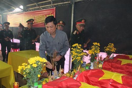 Dâng hương viếng 12 liệt sĩ vừa được tìm thấy tại thôn Tân Xá, xã Ba Lòng, huyện Đakrông