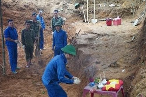 Mở rộng tìm kiếm nơi phát hiện 12 hài cốt liệt sĩ tại chiến khu xưa Ba Lòng