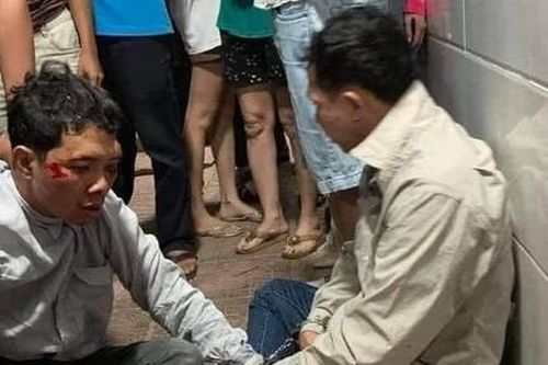 Phát hiện xe máy bị mất trộm, thanh niên lao thẳng ôtô vào để bắt giữ