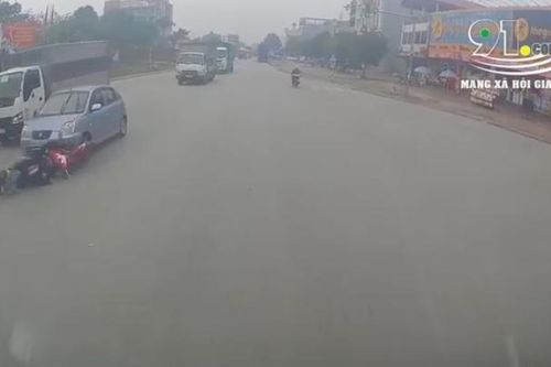 Sang đường cắt đầu ô tô, hai người đi xe máy may mắn thoát chết