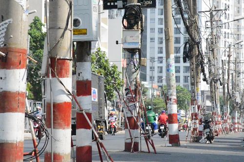 Hơn 60 trụ điện 'giăng bẫy' người đi đường ở TP.HCM