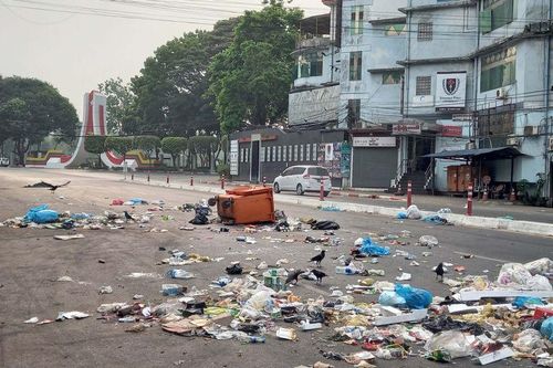 Dân Myanmar xả rác ra đường để biểu tình