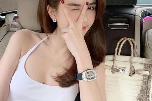'Nữ hoàng nội y' Ngọc Trinh bị trộm bộ sưu tập đồng hồ gần 10 tỷ đồng