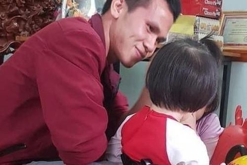 Cuối tuần của 'người hùng shipper' và bé được anh cứu