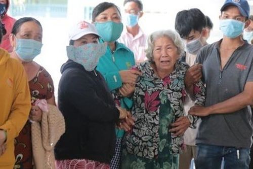 Khóc nghẹn đón 6 thi thể trong một gia đình vụ cháy ở TP Thủ Đức
