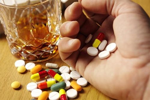 Uống thuốc dị ứng cùng với rượu: Tương tác nguy hiểm