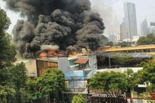 TPHCM sơ tán hàng trăm học sinh vì đám cháy ở trung tâm Quận 1