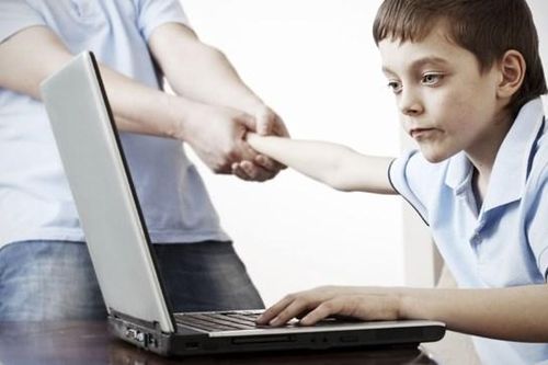 Tiếp xúc nhiều với mạng xã hội: Tác hại khó lường đến con trẻ
