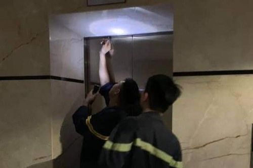 Cư dân bị nhốt trong thang máy 55 phút vì mất điện