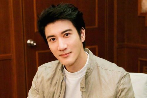 Vương Lực Hoành kiếm triệu USD nhờ dạy nhạc trực tuyến