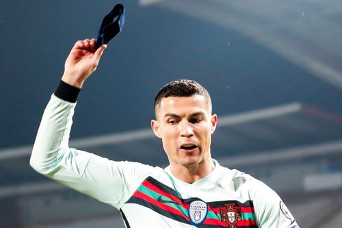 Bán đấu giá băng đội trưởng bị Ronaldo vứt xuống sân