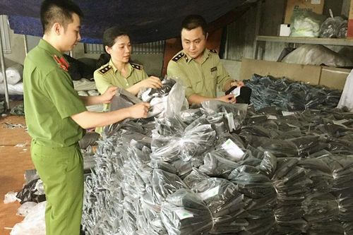 Phát hiện cơ sở sản xuất quần áo giả mạo nhãn hiệu nổi tiếng tại Hà Nam