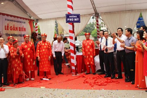 Gắn biển tên đường Phú Mỹ