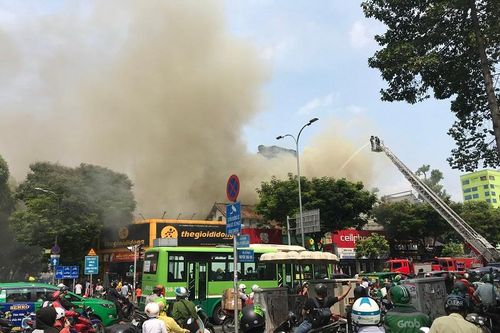 TP Hồ Chí Minh: Cháy lớn sau quán cơm Phúc Lộc Thọ