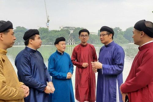 Áo dài nam đang từng bước được... 'giải oan'