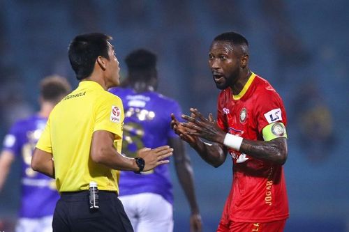 V.League dấy lên nỗi lo vì lối đá bạo lực