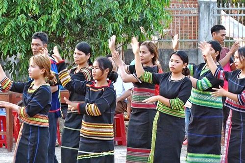 Mở lớp truyền dạy cồng chiêng và múa xoang