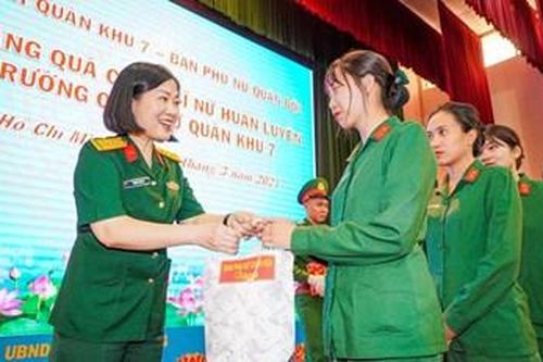 Ban Phụ nữ Quân đội thăm, tặng quà nữ chiến sĩ tại Trường Quân sự Quân khu 7