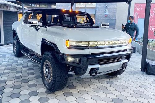 Dân chơi chi tới 57,4 tỷ đồng 'cọc' GMC Hummer EV chạy điện