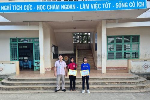 Kon Tum: 2 học sinh lớp 7 nhặt được của rơi tìm trả lại anh bộ đội