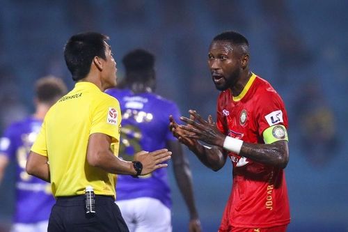Tiền đạo nhập tịch Hoàng Vũ Samson bị treo giò 3 trận đấu