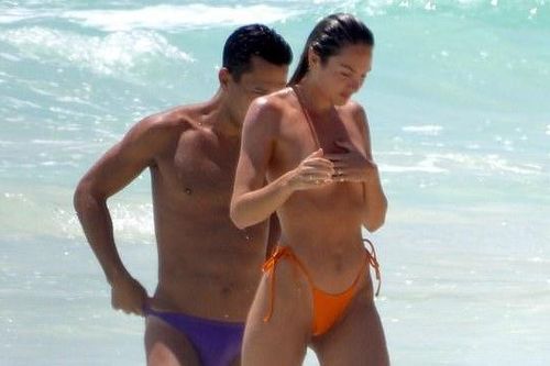 'Thiên thần nội y' Candice Swanepoel để ngực trần tắm biển bên bạn trai