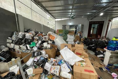 Phát hiện kho hàng hàng hiệu 'dỏm', chốt hơn 3.000 đơn/ ngày tại Hà Nội